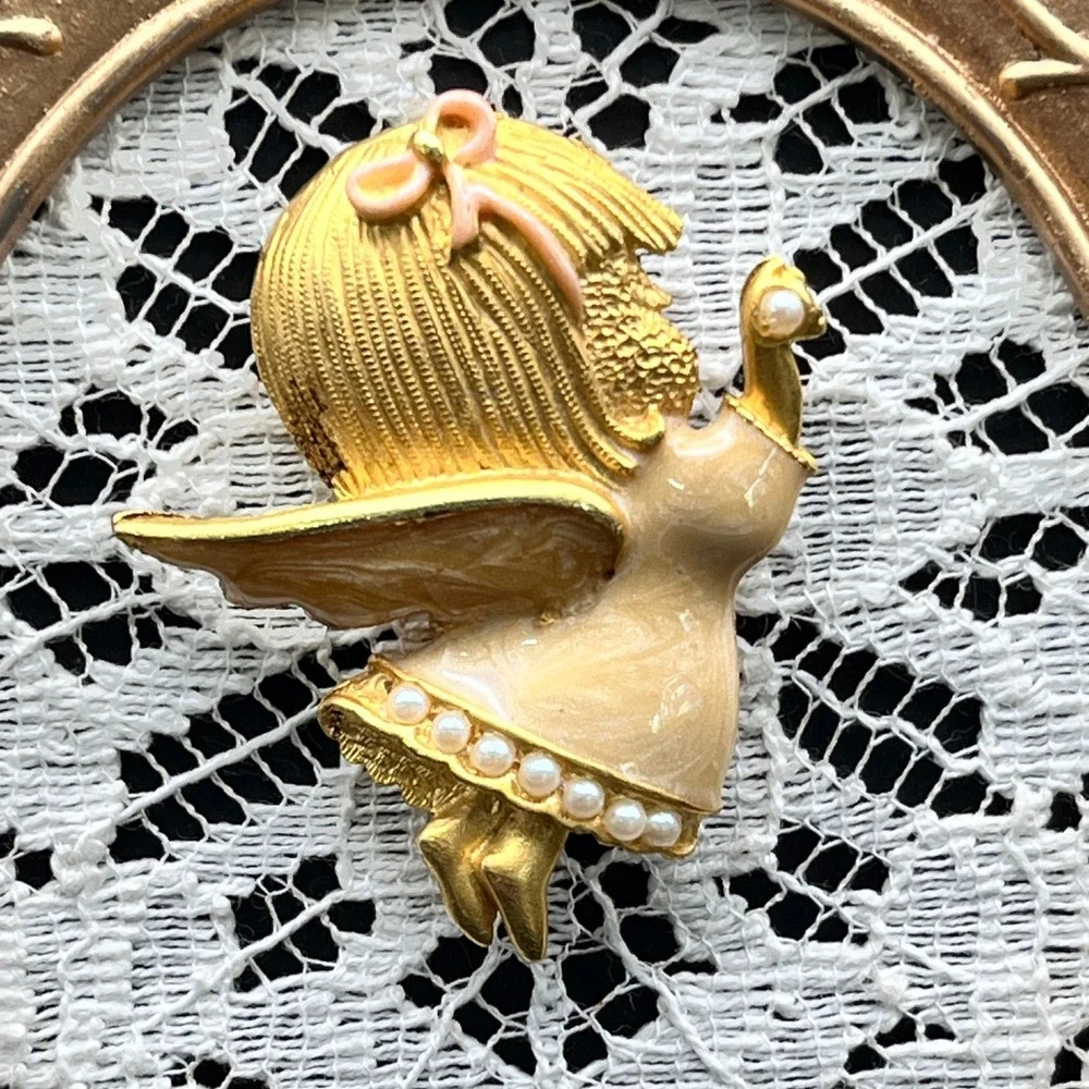 Vtg Gold-Tone Ornate Picture Frame w/ Angel Lace Faux Pearl Enamel Angel 4.5